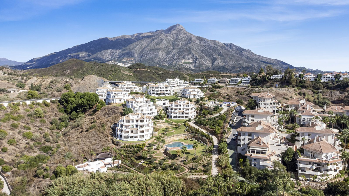 3 Bed Apartment for sale in Aloha Costa Del Sol, Málaga, Spain