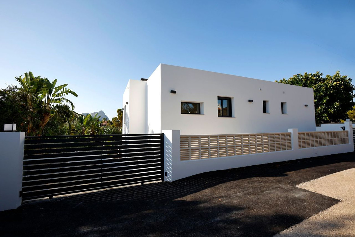 4 Bed Townhouse for sale in Calpe Costa Blanca, Alicante, Spain