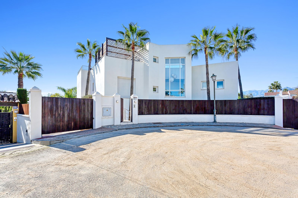 4 Bed Townhouse for sale in El Rosario Costa Del Sol, Málaga, Spain