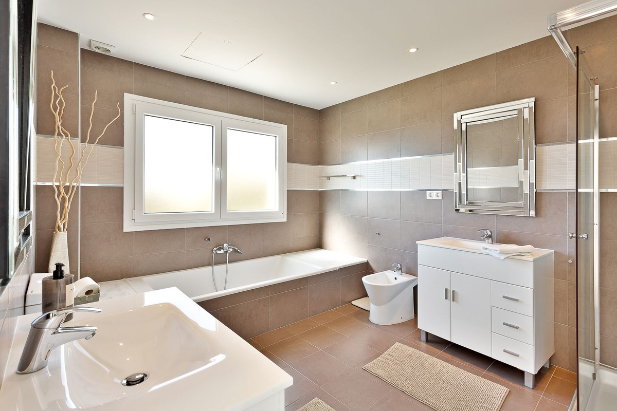 4 Bed Townhouse for sale in El Rosario Costa Del Sol, Málaga, Spain