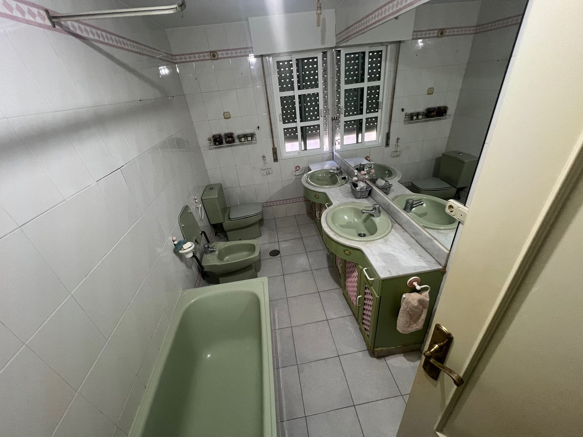 4 Bed Commercial unit for sale in Estepona Costa Del Sol, Málaga, Spain