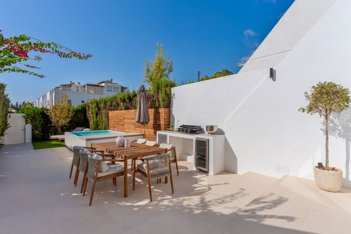 4 Bed Townhouse for sale in Nagüeles Costa Del Sol, Málaga, Spain