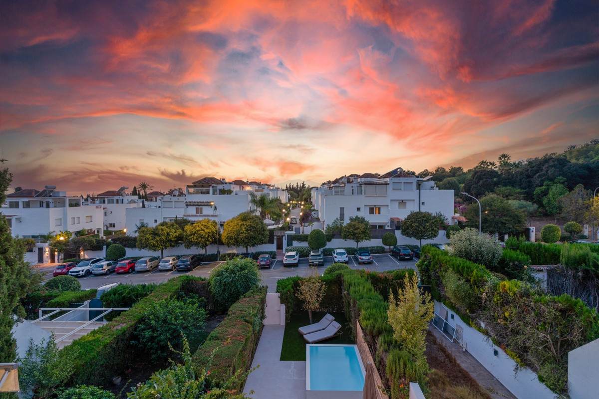 4 Bed Townhouse for sale in Nagüeles Costa Del Sol, Málaga, Spain