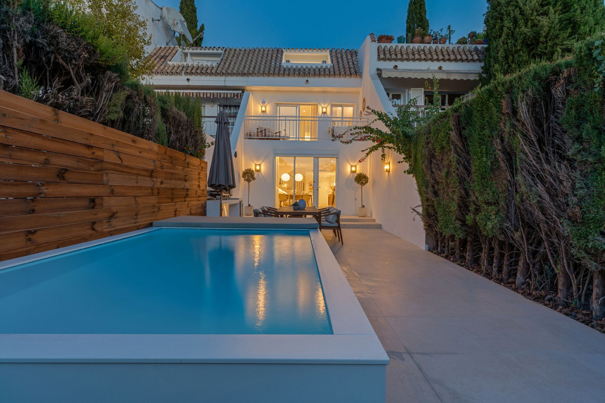 4 Bed Townhouse for sale in Nagüeles Costa Del Sol, Málaga, Spain