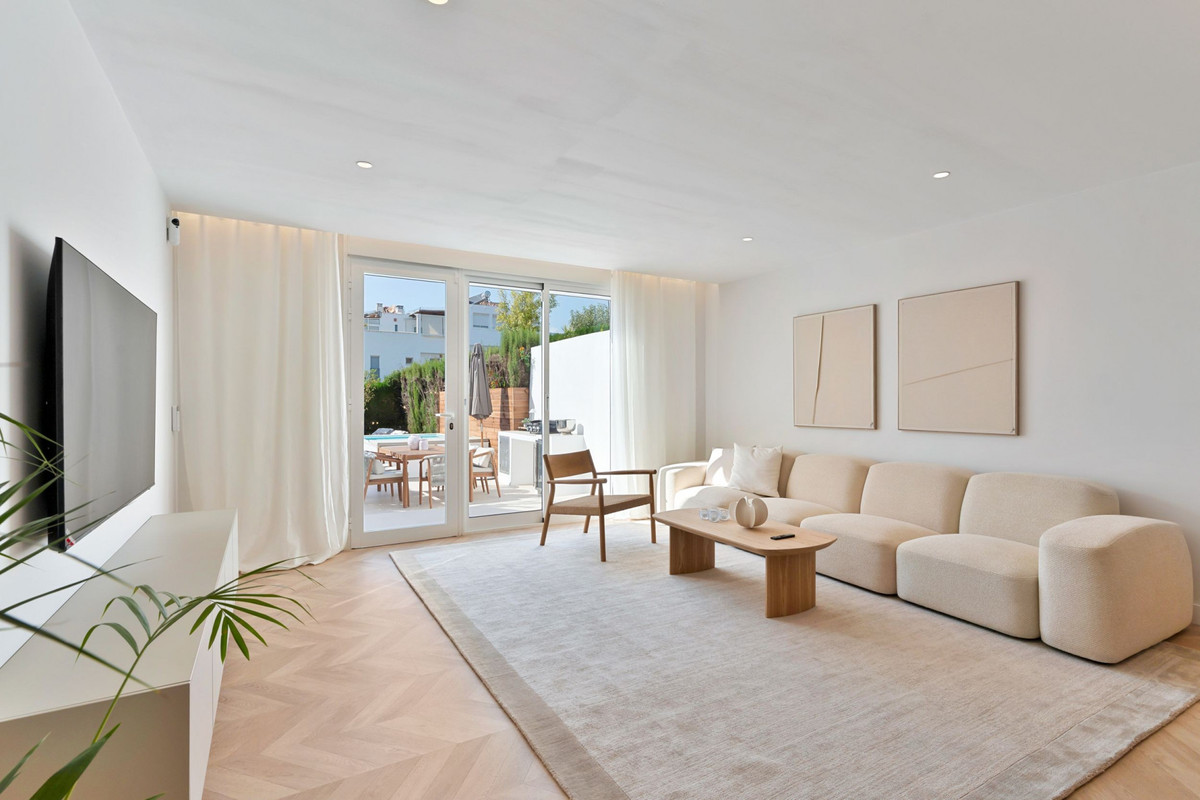 4 Bed Townhouse for sale in Nagüeles Costa Del Sol, Málaga, Spain