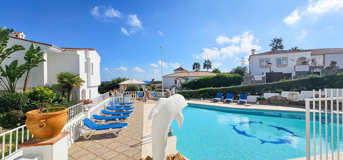 2 Bed Apartment for sale in La Duquesa Costa Del Sol, Málaga, Spain
