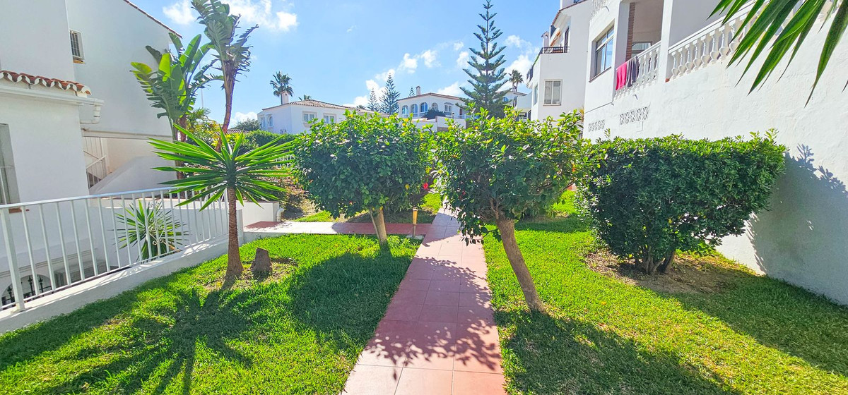 2 Bed Apartment for sale in La Duquesa Costa Del Sol, Málaga, Spain