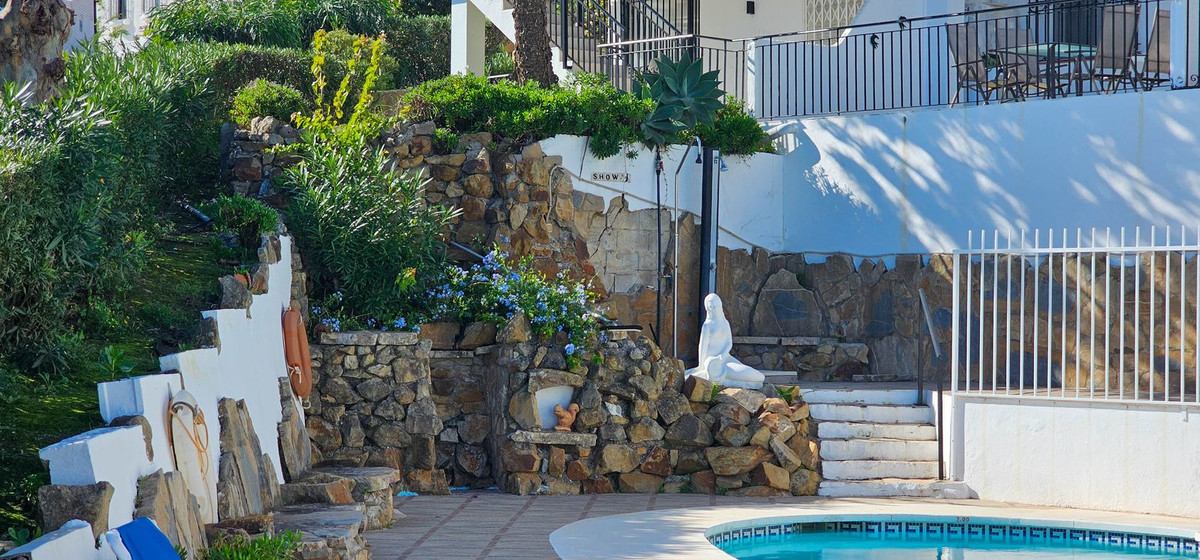 2 Bed Apartment for sale in La Duquesa Costa Del Sol, Málaga, Spain