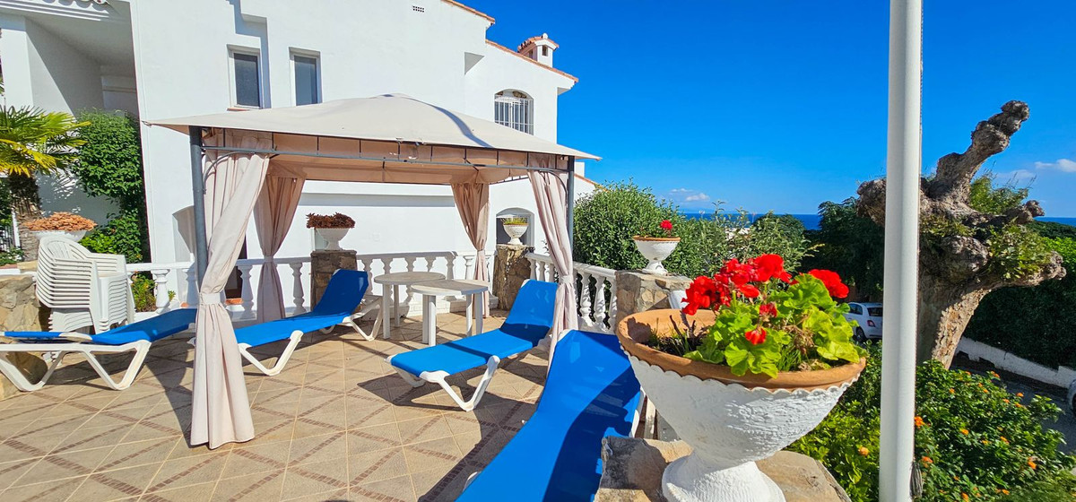 2 Bed Apartment for sale in La Duquesa Costa Del Sol, Málaga, Spain