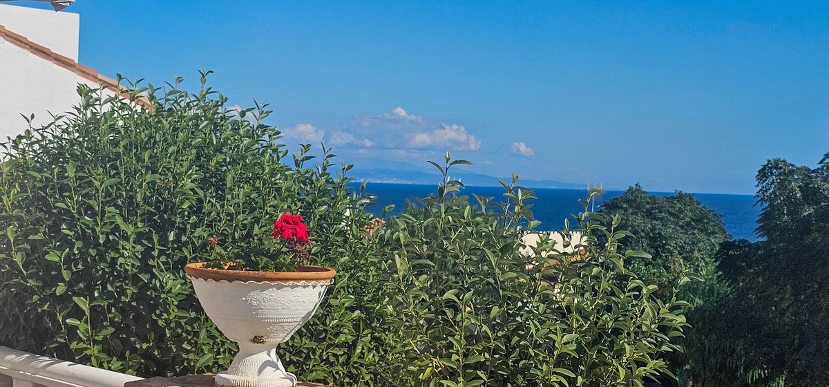 2 Bed Apartment for sale in La Duquesa Costa Del Sol, Málaga, Spain