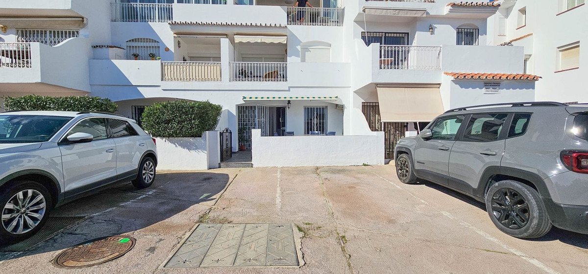 2 Bed Apartment for sale in La Duquesa Costa Del Sol, Málaga, Spain