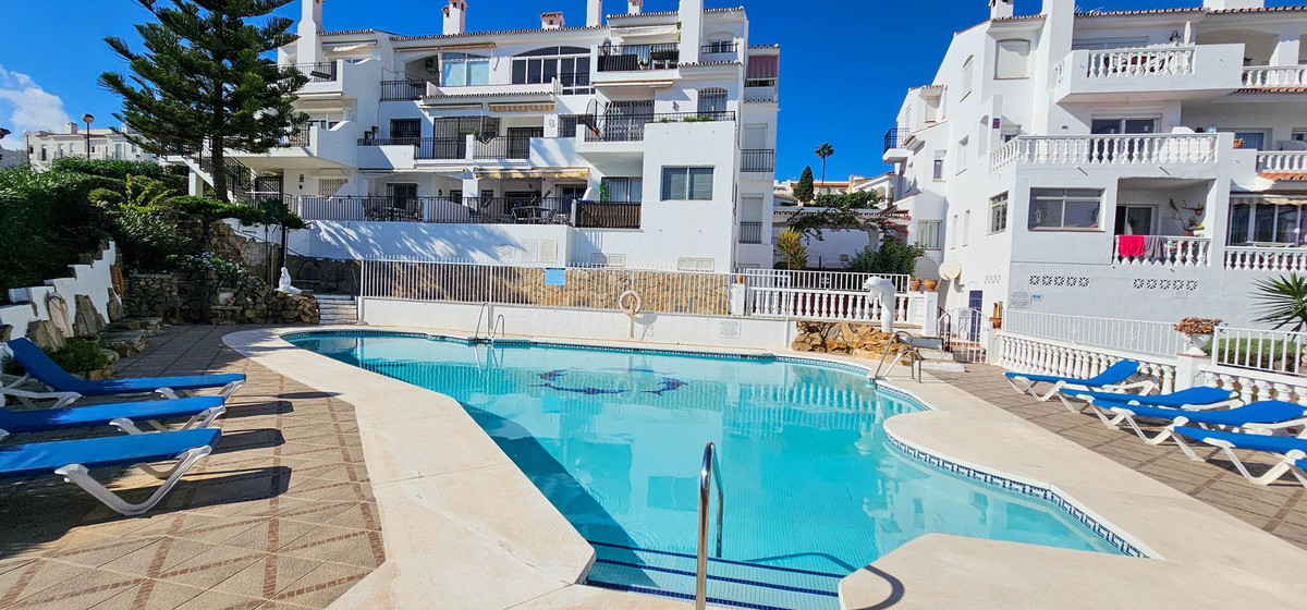 2 Bed Apartment for sale in La Duquesa Costa Del Sol, Málaga, Spain