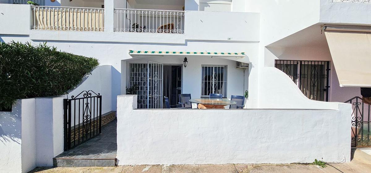 2 Bed Apartment for sale in La Duquesa Costa Del Sol, Málaga, Spain