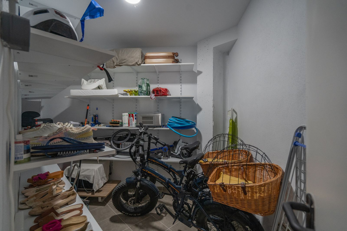 3 Bed Apartment for sale in Estepona Costa Del Sol, Málaga, Spain