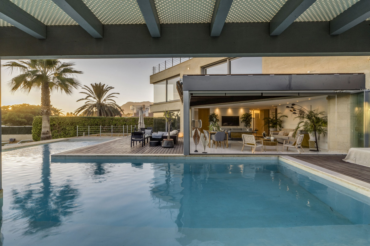 Se vende Villa - Chalet de 5 dormitorios en Costa Del Sol, Málaga, España