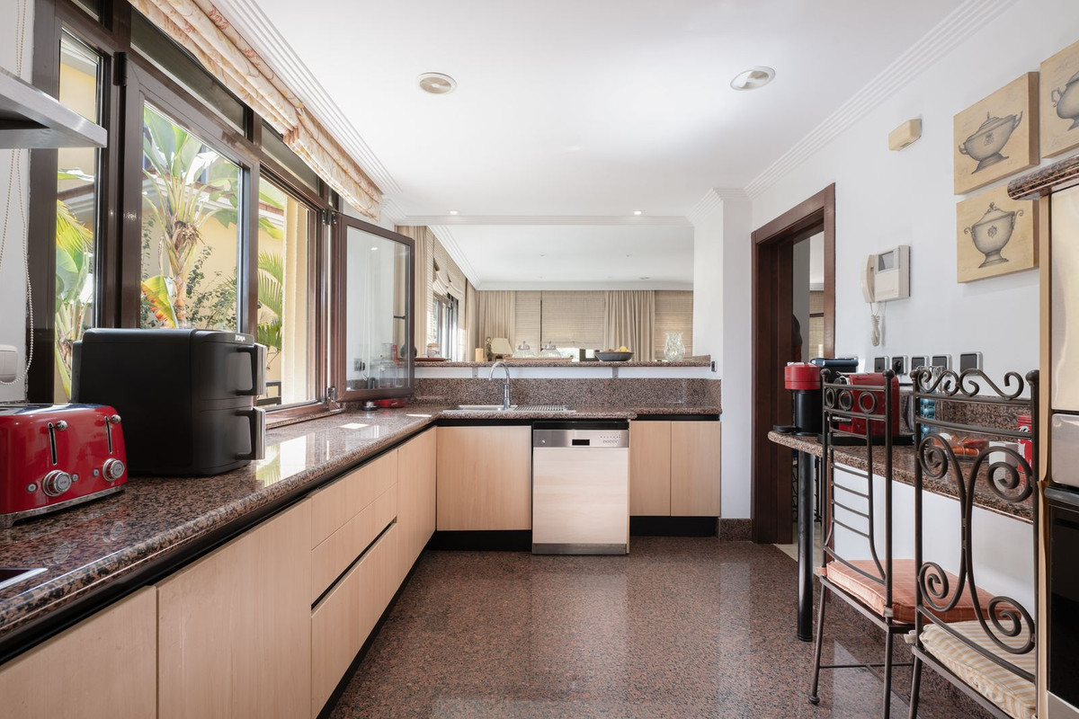 2 Bed Apartment for sale in Puerto Banús Costa Del Sol, Málaga, Spain