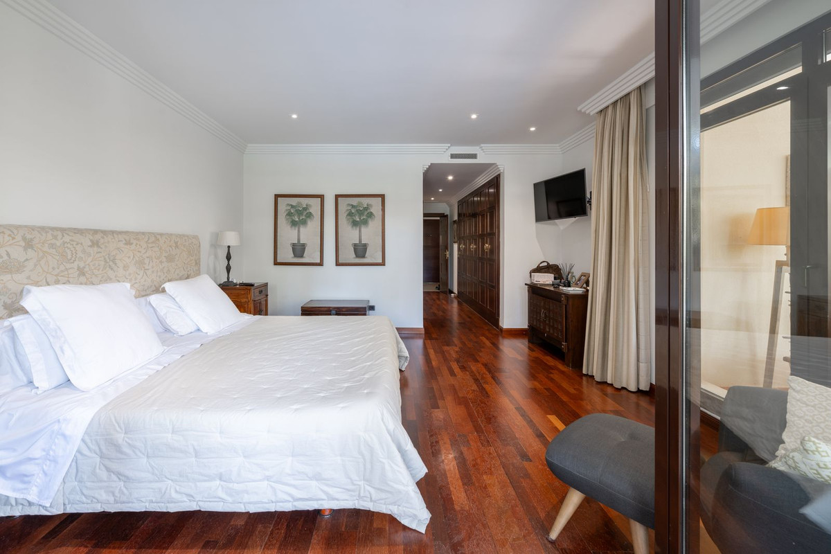 2 Bed Apartment for sale in Puerto Banús Costa Del Sol, Málaga, Spain