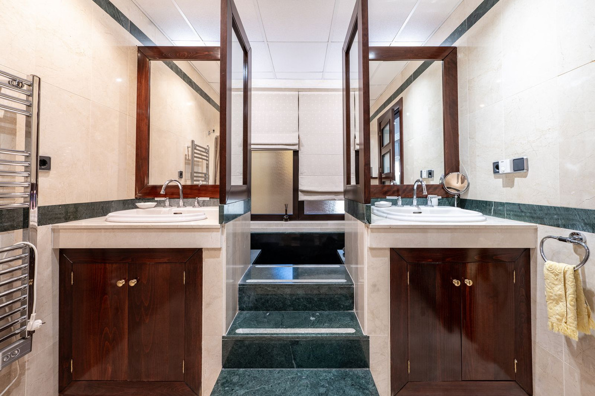 2 Bed Apartment for sale in Puerto Banús Costa Del Sol, Málaga, Spain