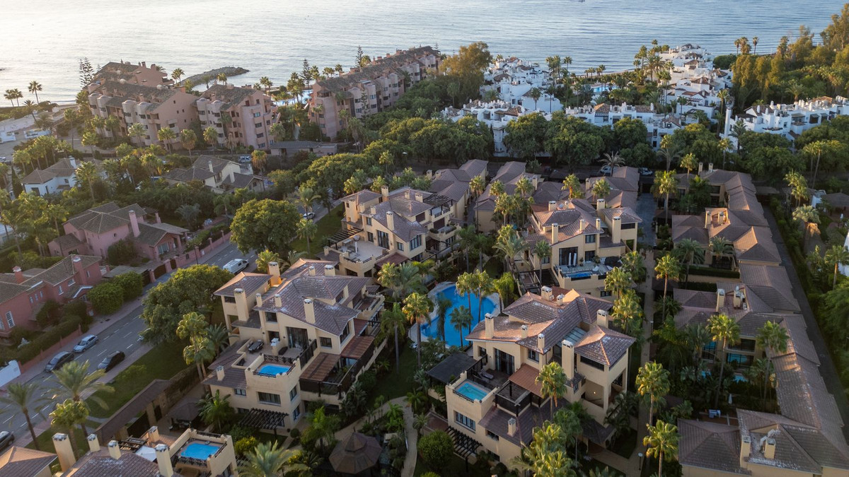 2 Bed Apartment for sale in Puerto Banús Costa Del Sol, Málaga, Spain