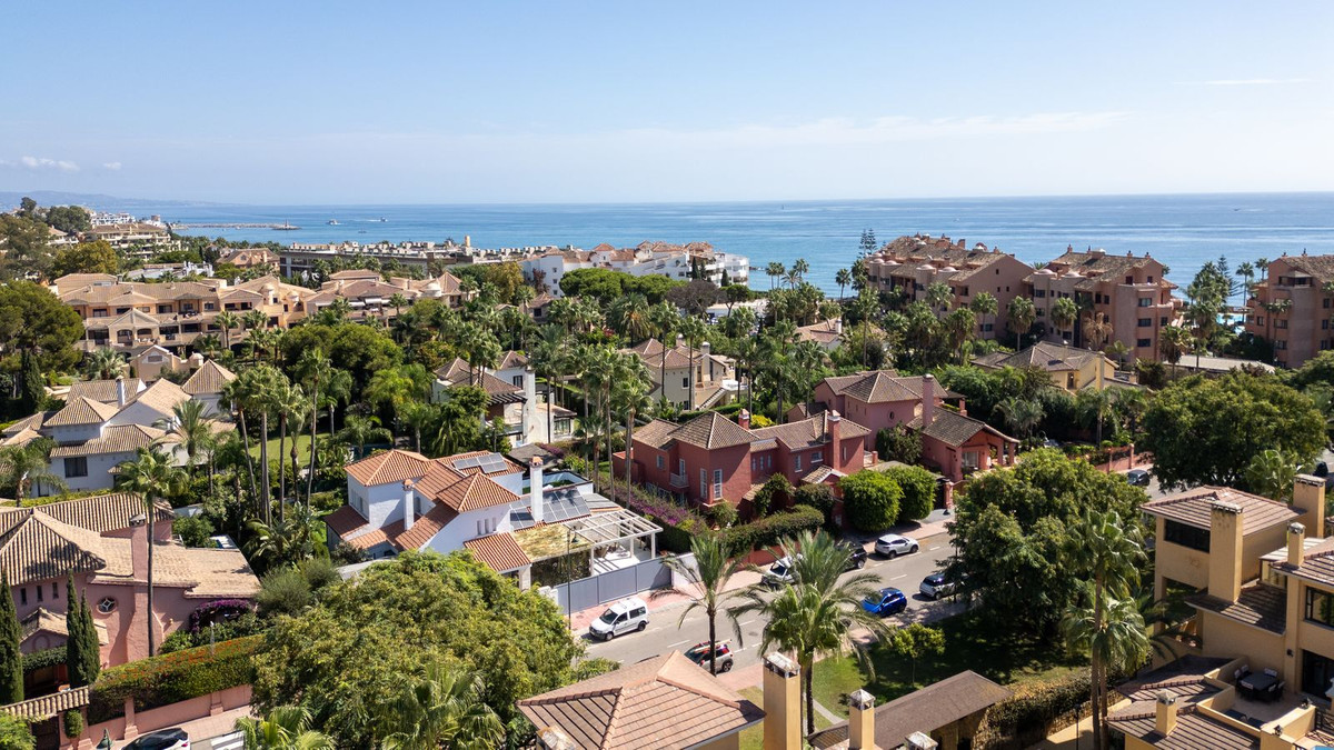 2 Bed Apartment for sale in Puerto Banús Costa Del Sol, Málaga, Spain