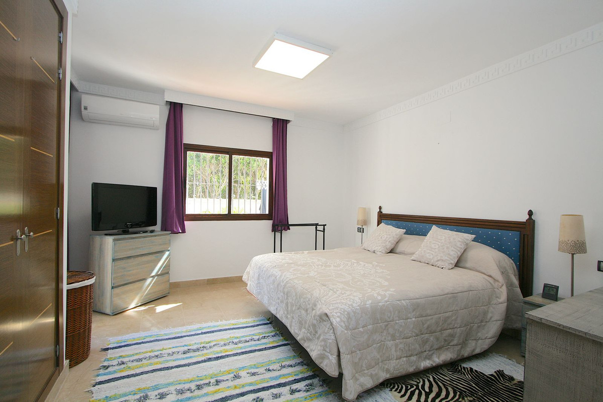 8 Bed Townhouse for sale in Sierrezuela Costa Del Sol, Málaga, Spain