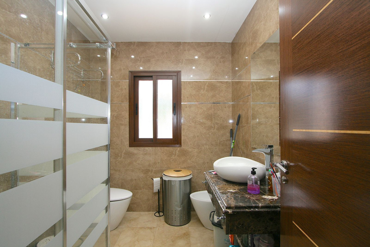 8 Bed Townhouse for sale in Sierrezuela Costa Del Sol, Málaga, Spain