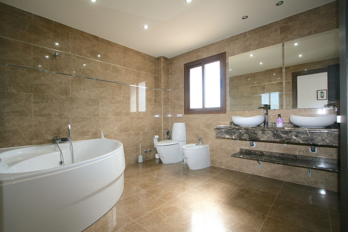 8 Bed Townhouse for sale in Sierrezuela Costa Del Sol, Málaga, Spain