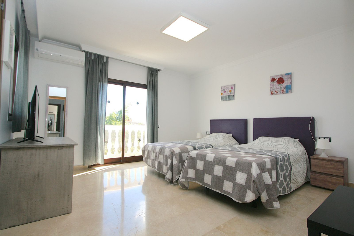8 Bed Townhouse for sale in Sierrezuela Costa Del Sol, Málaga, Spain