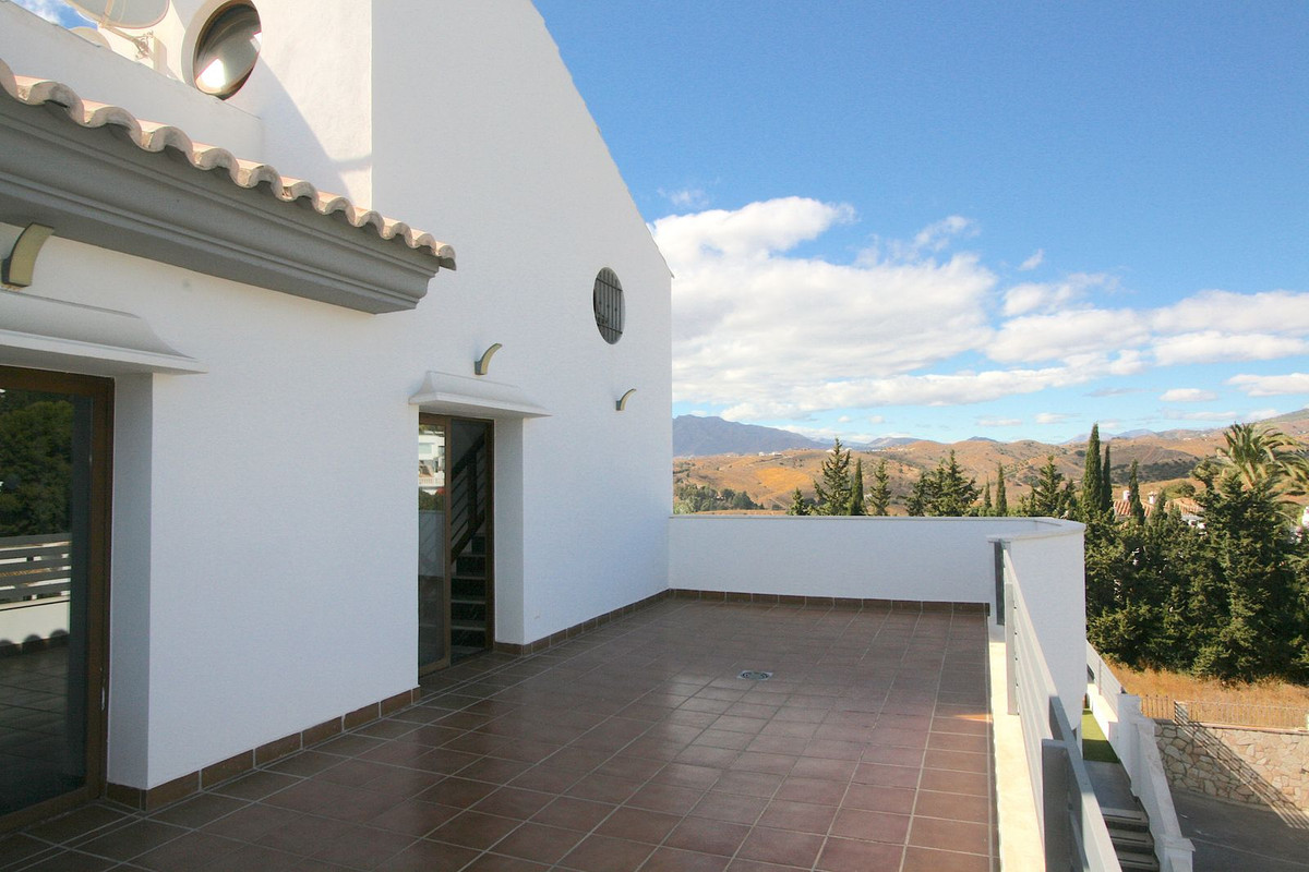 8 Bed Townhouse for sale in Sierrezuela Costa Del Sol, Málaga, Spain
