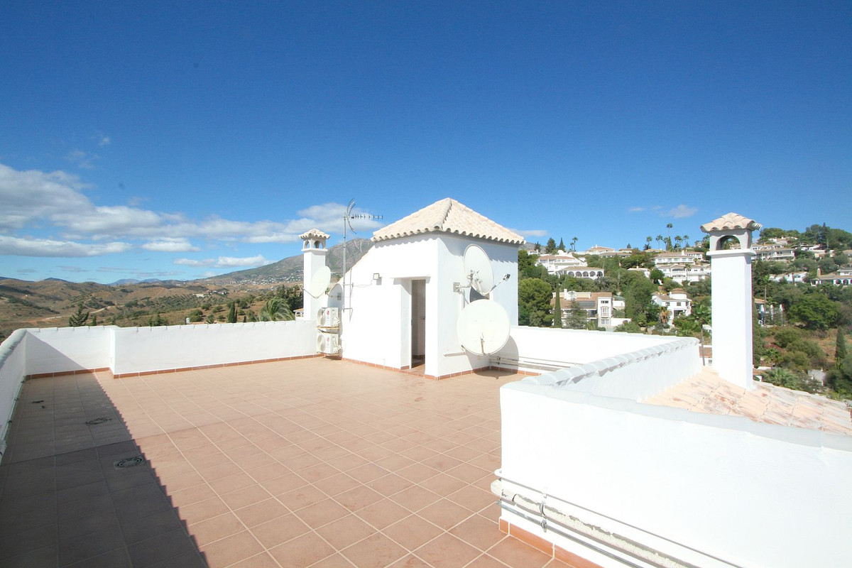 8 Bed Townhouse for sale in Sierrezuela Costa Del Sol, Málaga, Spain