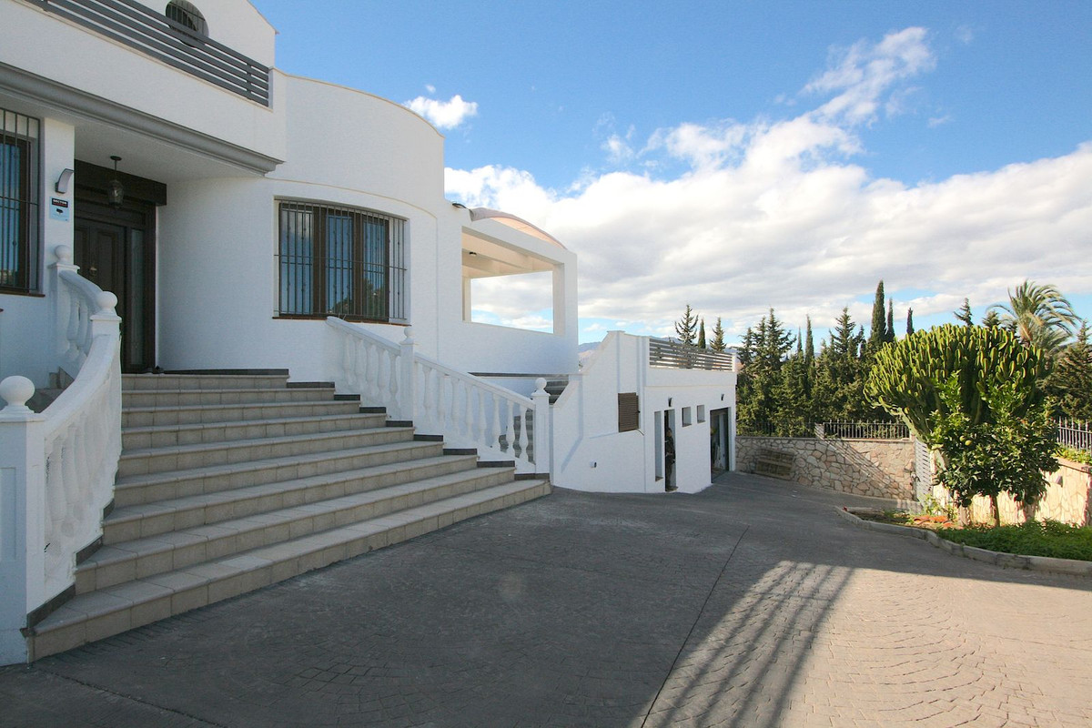 8 Bed Townhouse for sale in Sierrezuela Costa Del Sol, Málaga, Spain
