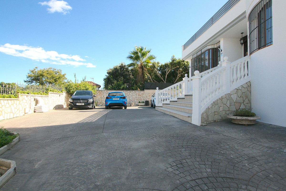 8 Bed Townhouse for sale in Sierrezuela Costa Del Sol, Málaga, Spain