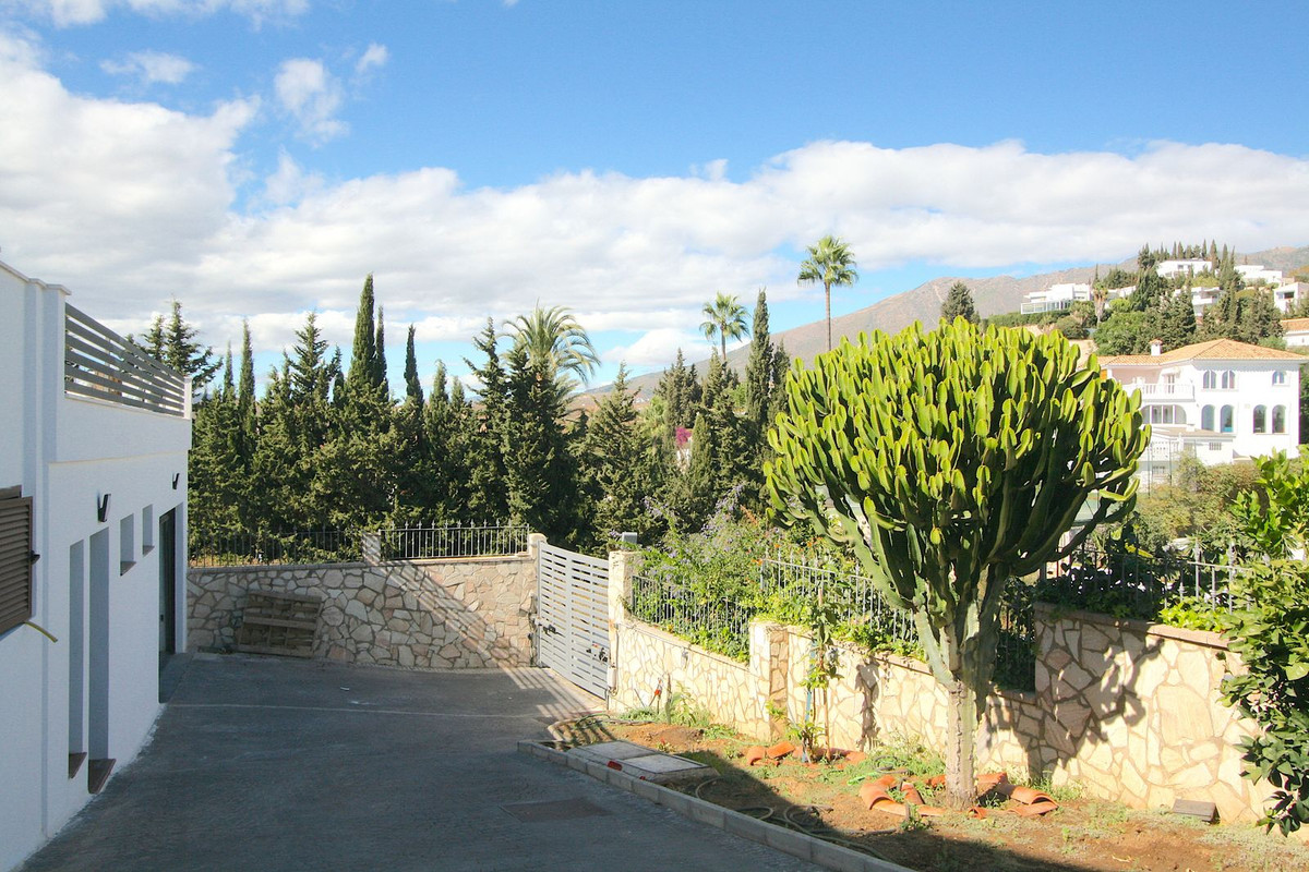 8 Bed Townhouse for sale in Sierrezuela Costa Del Sol, Málaga, Spain