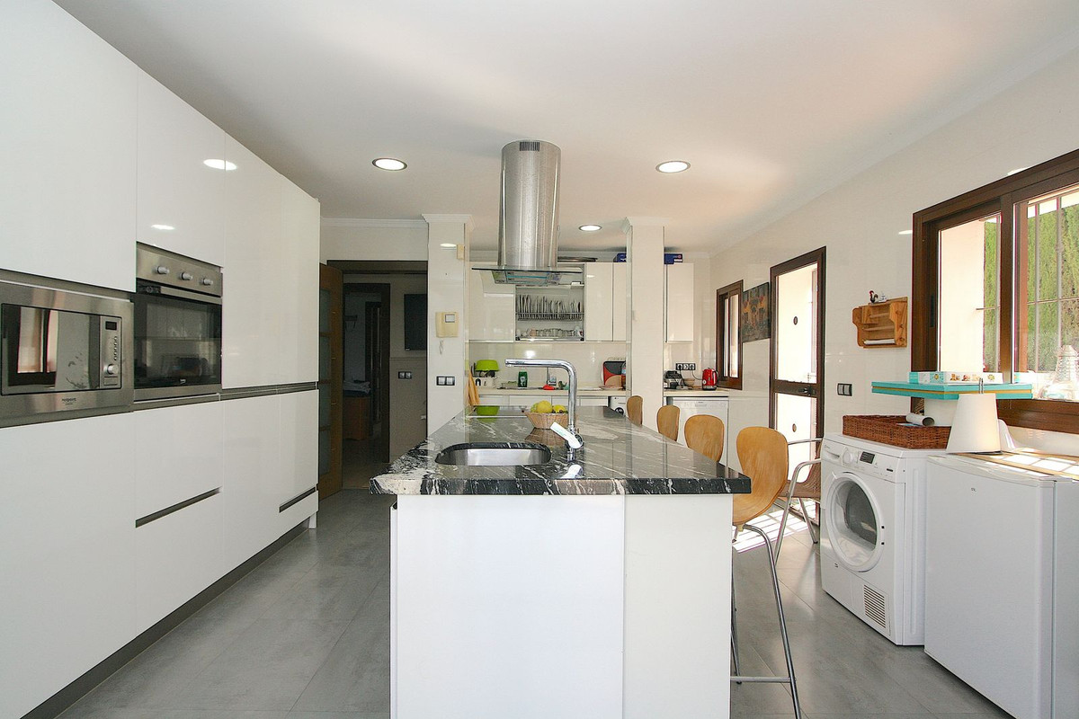 8 Bed Townhouse for sale in Sierrezuela Costa Del Sol, Málaga, Spain