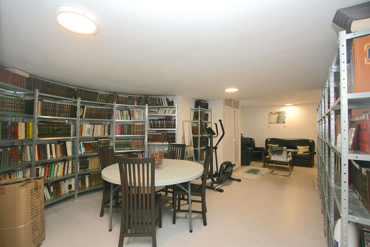 8 Bed Townhouse for sale in Sierrezuela Costa Del Sol, Málaga, Spain