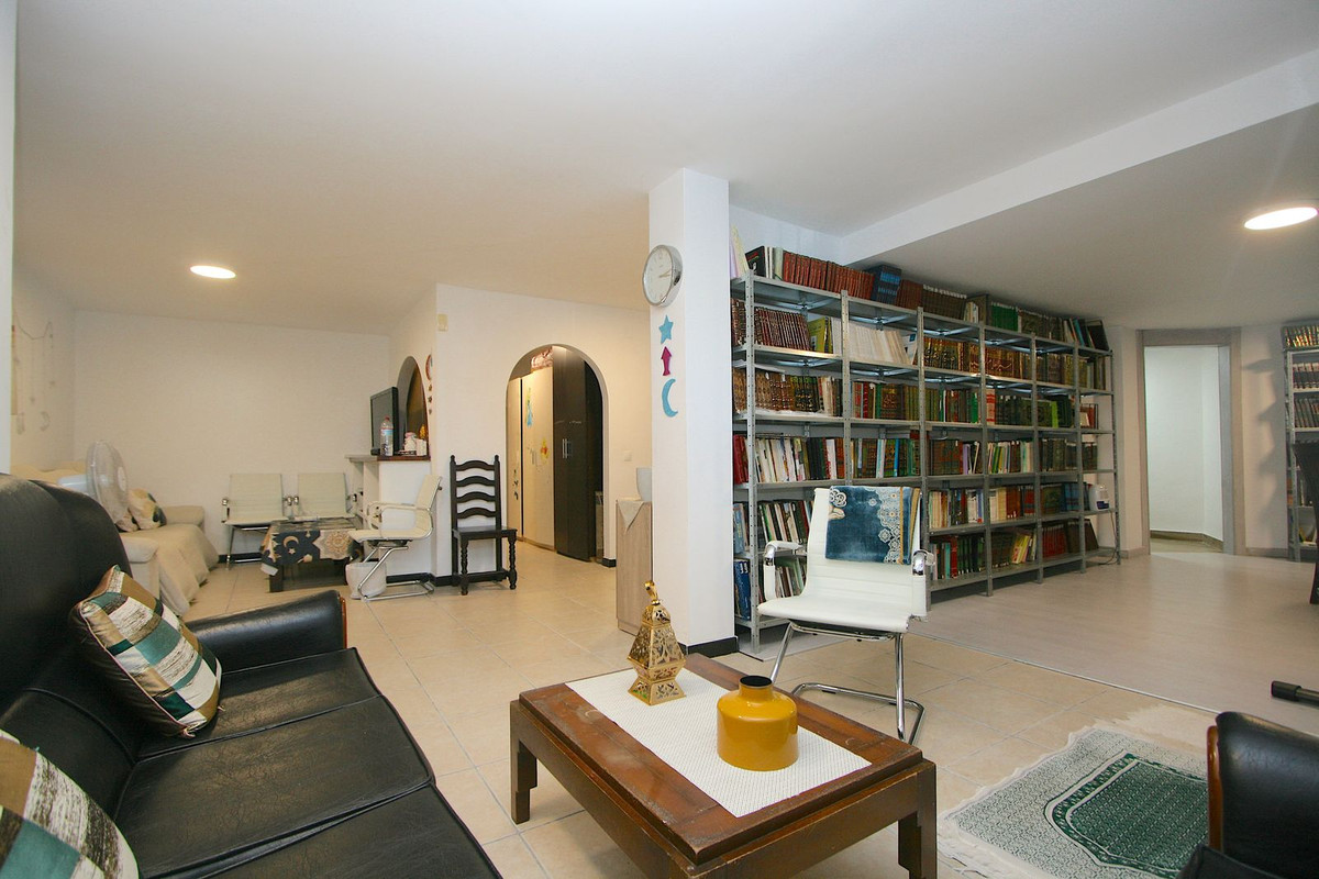 8 Bed Townhouse for sale in Sierrezuela Costa Del Sol, Málaga, Spain