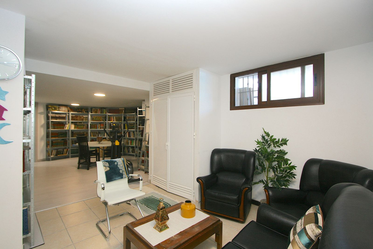 8 Bed Townhouse for sale in Sierrezuela Costa Del Sol, Málaga, Spain