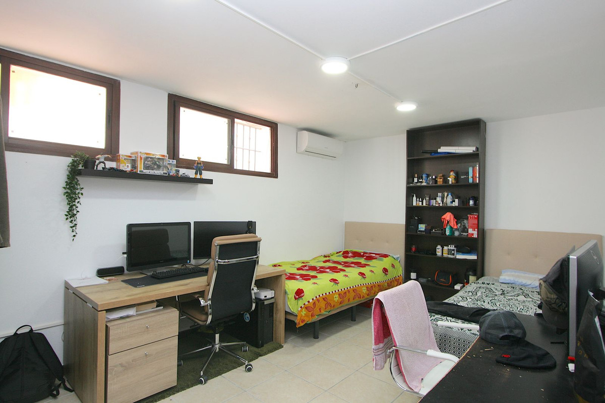 8 Bed Townhouse for sale in Sierrezuela Costa Del Sol, Málaga, Spain