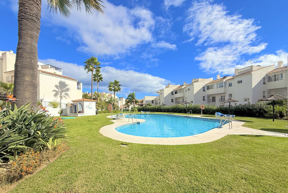 2 Bed Apartment for sale in La Duquesa Costa Del Sol, Málaga, Spain
