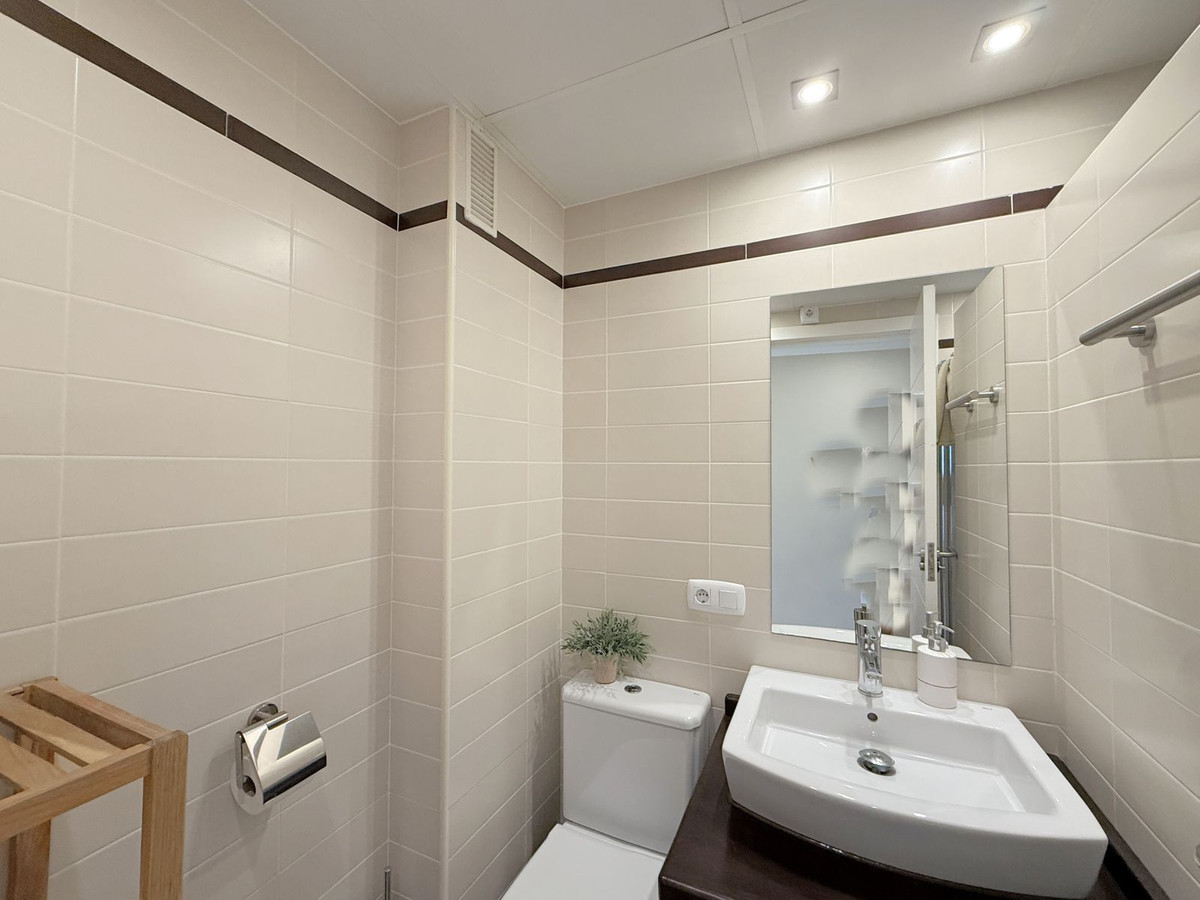 2 Bed Apartment for sale in La Duquesa Costa Del Sol, Málaga, Spain