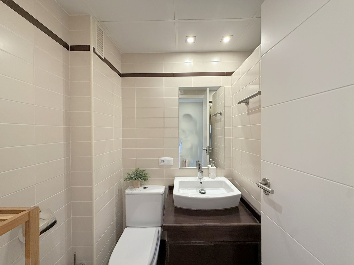 2 Bed Apartment for sale in La Duquesa Costa Del Sol, Málaga, Spain