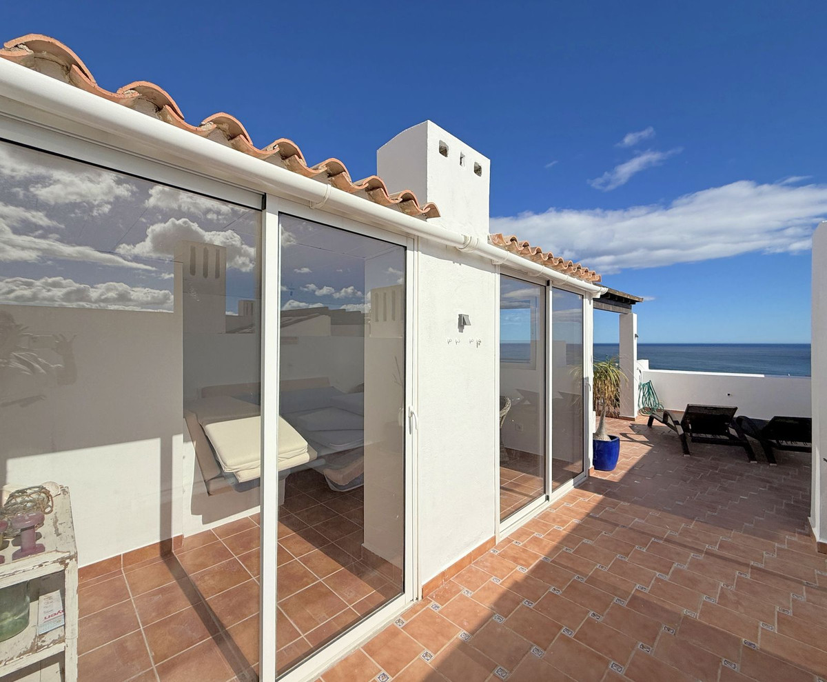 2 Bed Apartment for sale in La Duquesa Costa Del Sol, Málaga, Spain
