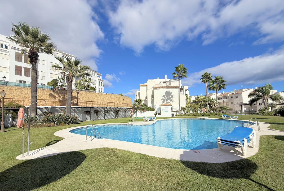 2 Bed Apartment for sale in La Duquesa Costa Del Sol, Málaga, Spain
