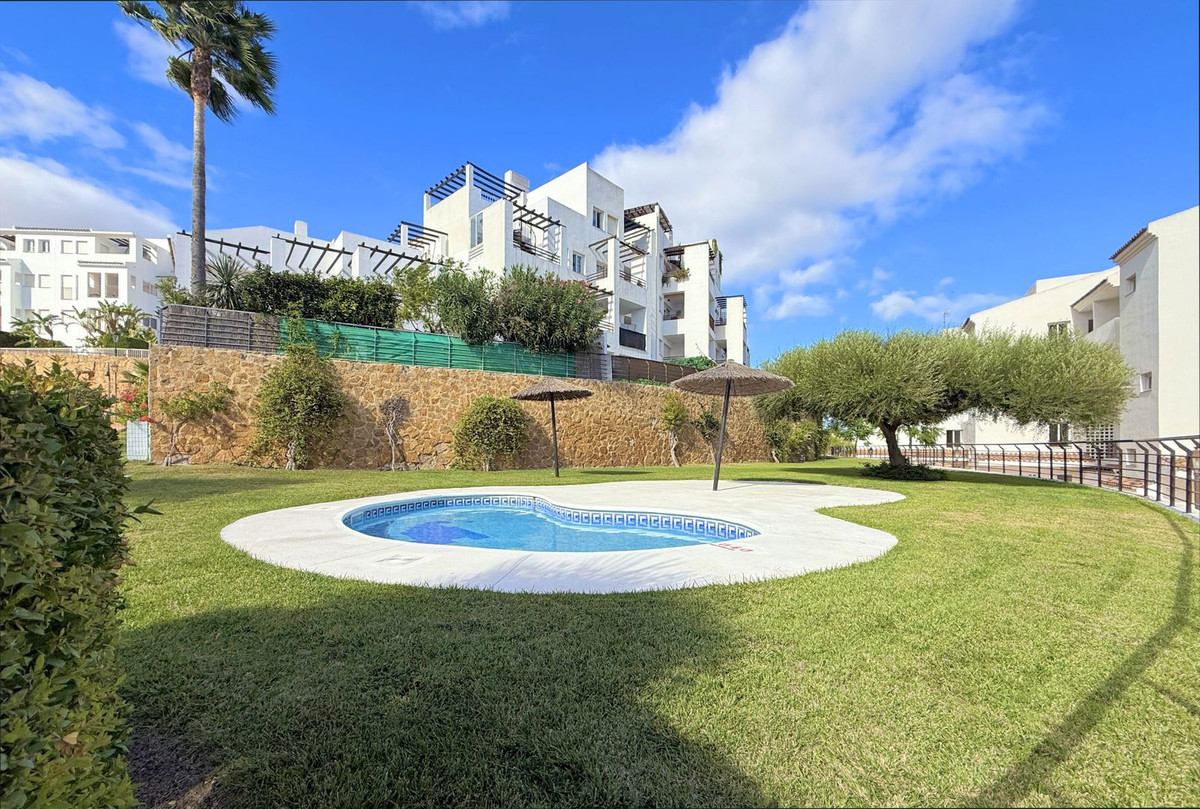 2 Bed Apartment for sale in La Duquesa Costa Del Sol, Málaga, Spain