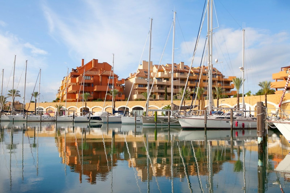 2 Bed Apartment for sale in La Duquesa Costa Del Sol, Málaga, Spain