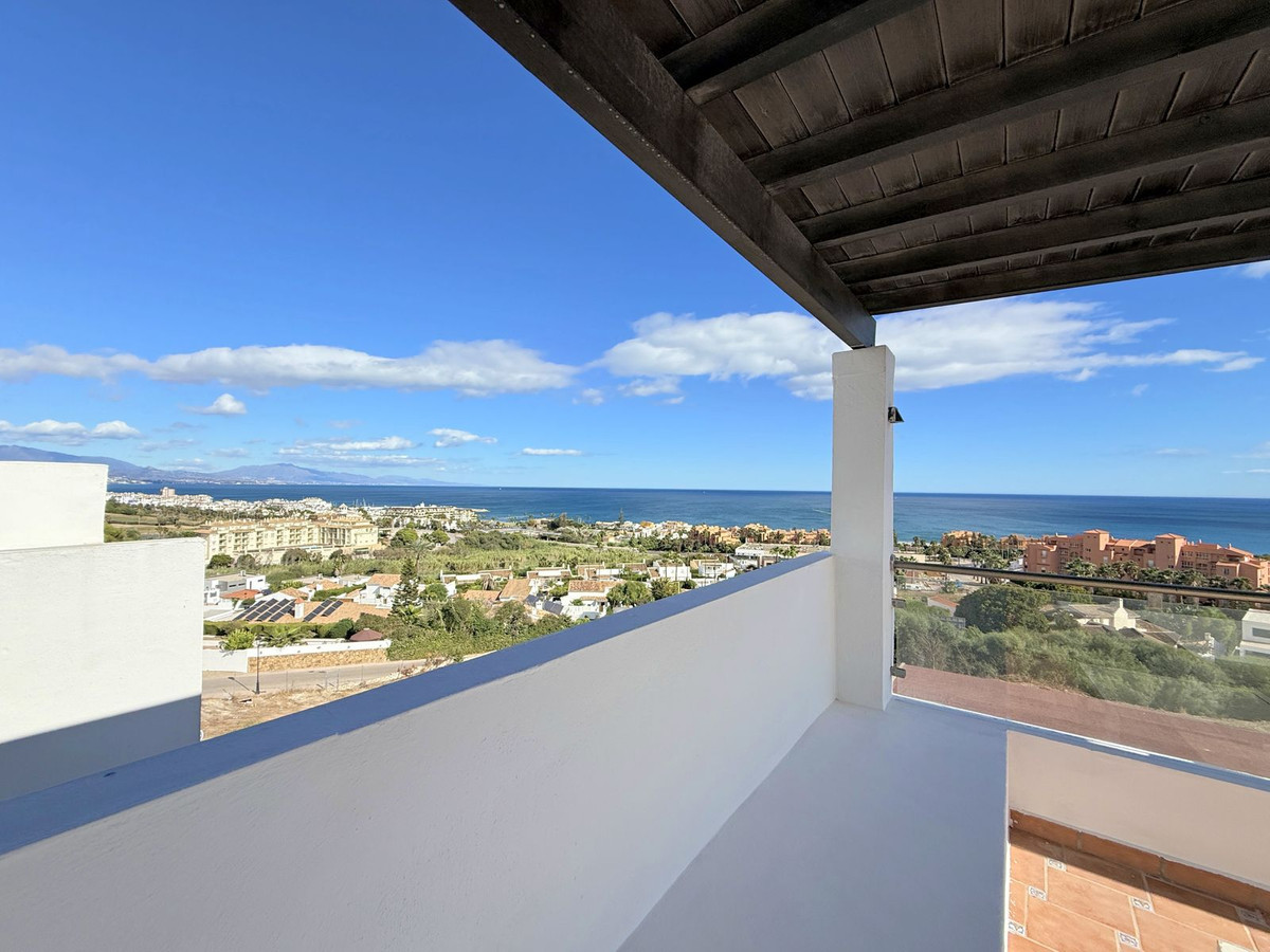 2 Bed Apartment for sale in La Duquesa Costa Del Sol, Málaga, Spain