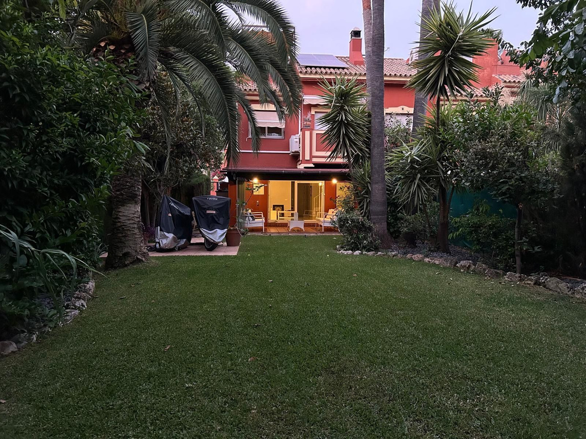 4 Bed Townhouse for sale in Benahavís Costa Del Sol, Málaga, Spain