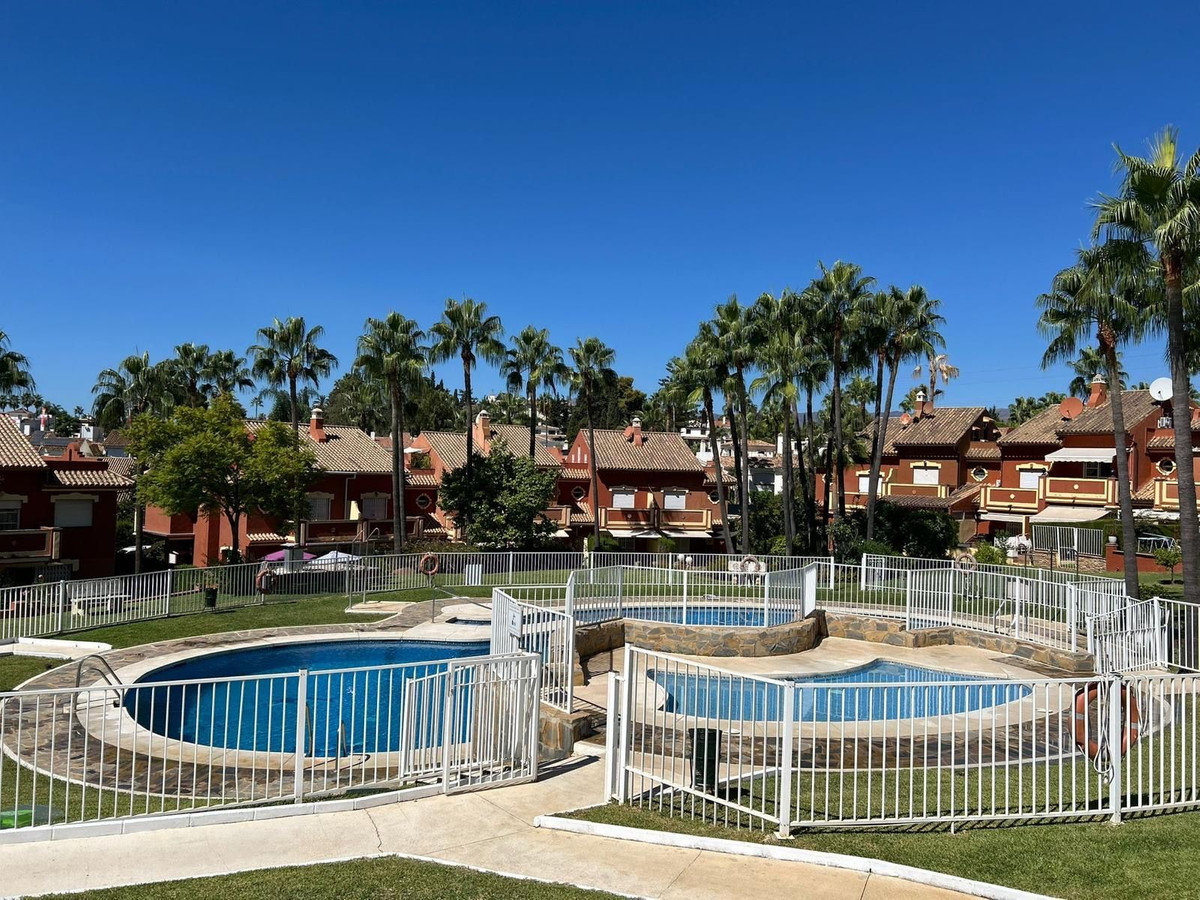 4 Bed Townhouse for sale in Benahavís Costa Del Sol, Málaga, Spain