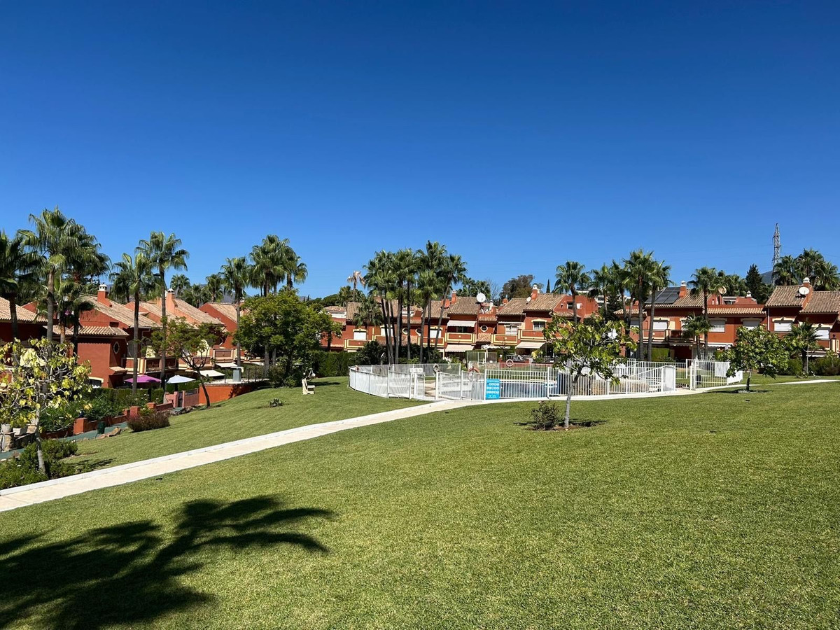 4 Bed Townhouse for sale in Benahavís Costa Del Sol, Málaga, Spain