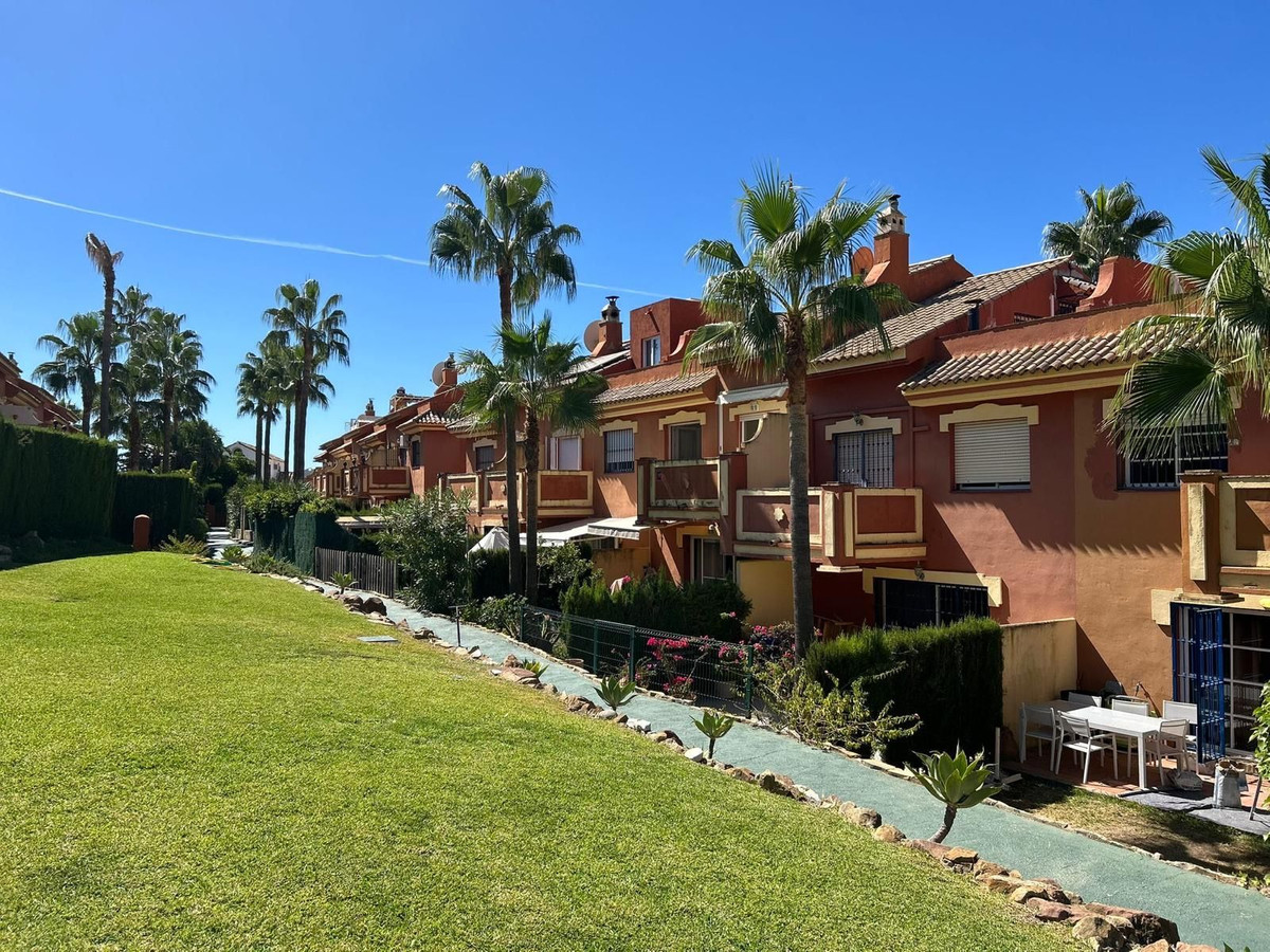 4 Bed Townhouse for sale in Benahavís Costa Del Sol, Málaga, Spain